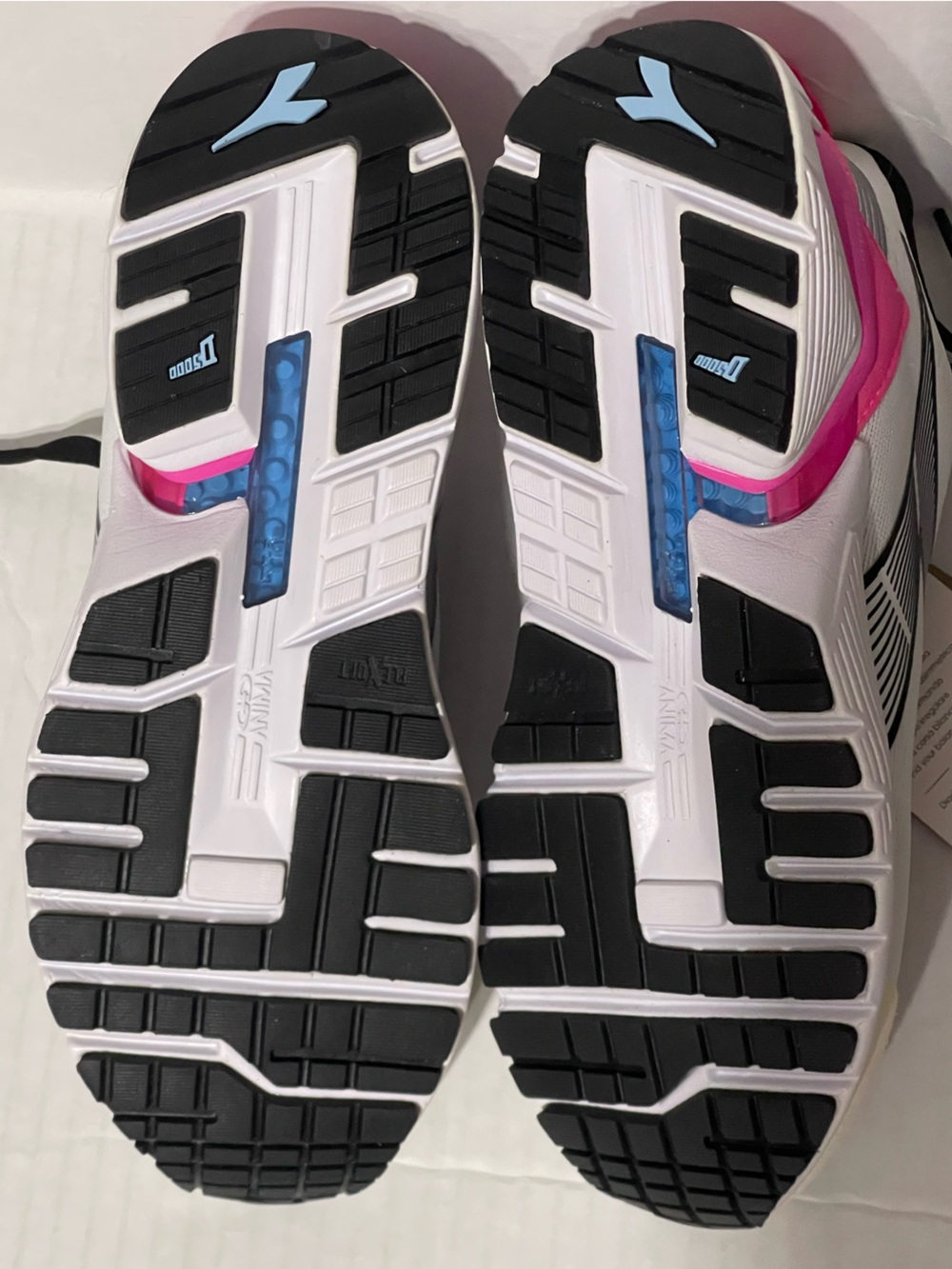 Diadora Mythos Blueshield Vigore 2 - Women’s 7.5 -  White/Pink Fluorescent - NIB - Picture 7 of 8